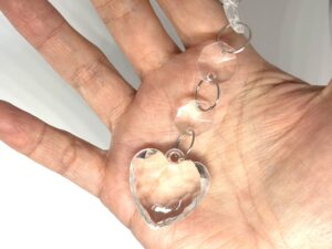 Klassischer Herzanhänger aus Acrylkristall und Metall.